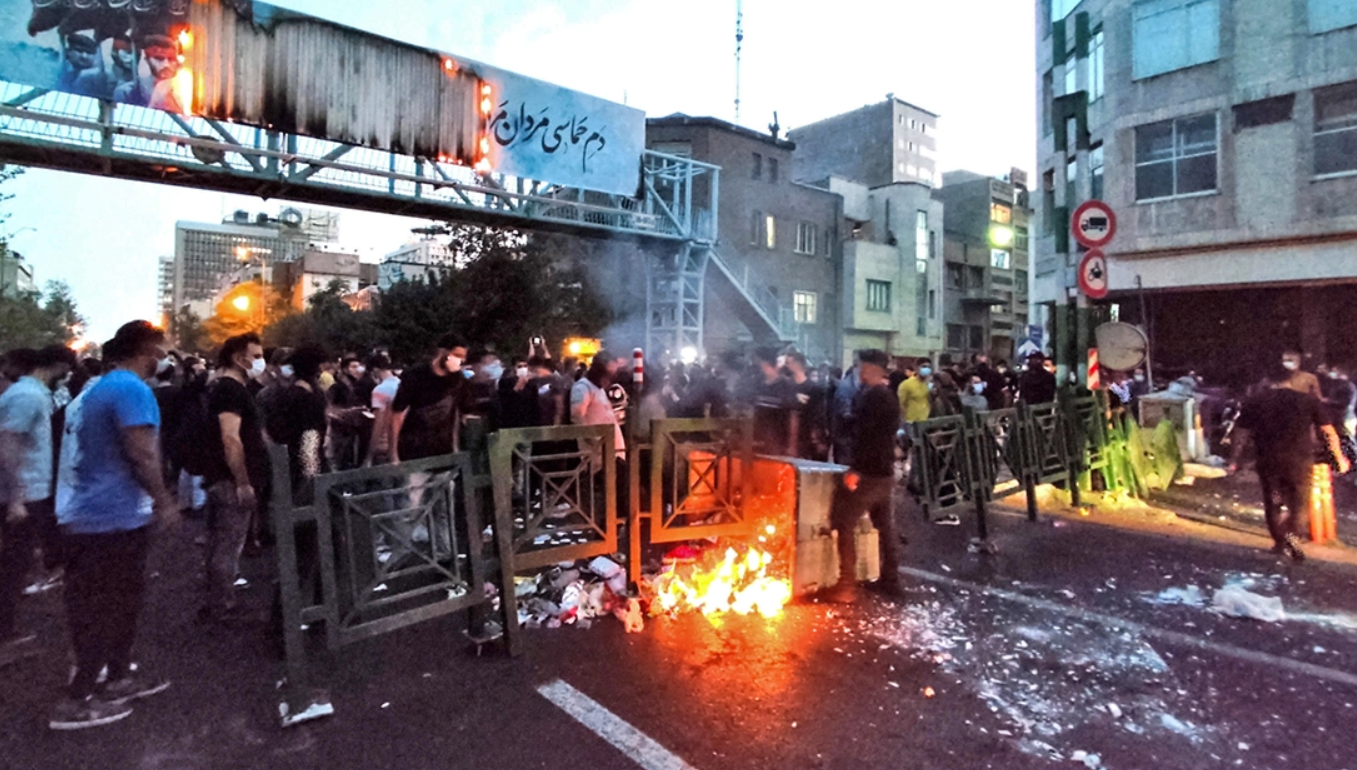 Φλέγεται το Ιράν: Κίνδυνος εμφύλιας διαμάχης μετά τις εξεγέρσεις για Μάχσα Αμινί