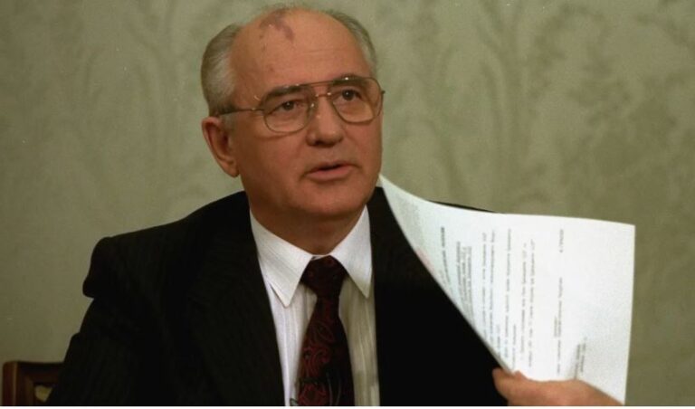 LIVE EIKONA: Εν μέσω ηχηρών απουσιών κηδεύεται αυτή την ώρα ο Μιχαήλ Γκορμπατσόφ