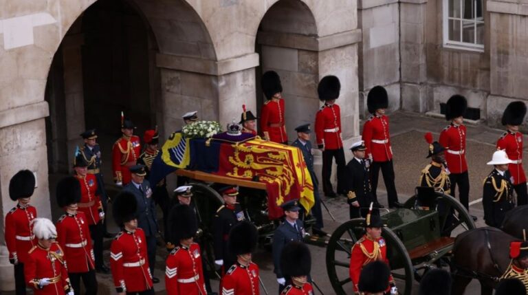 Αύριο στις 13:00 το τελευταίο αντίο στη Βασίλισσα Ελισάβετ Β': Όλα όσα θα γίνουν