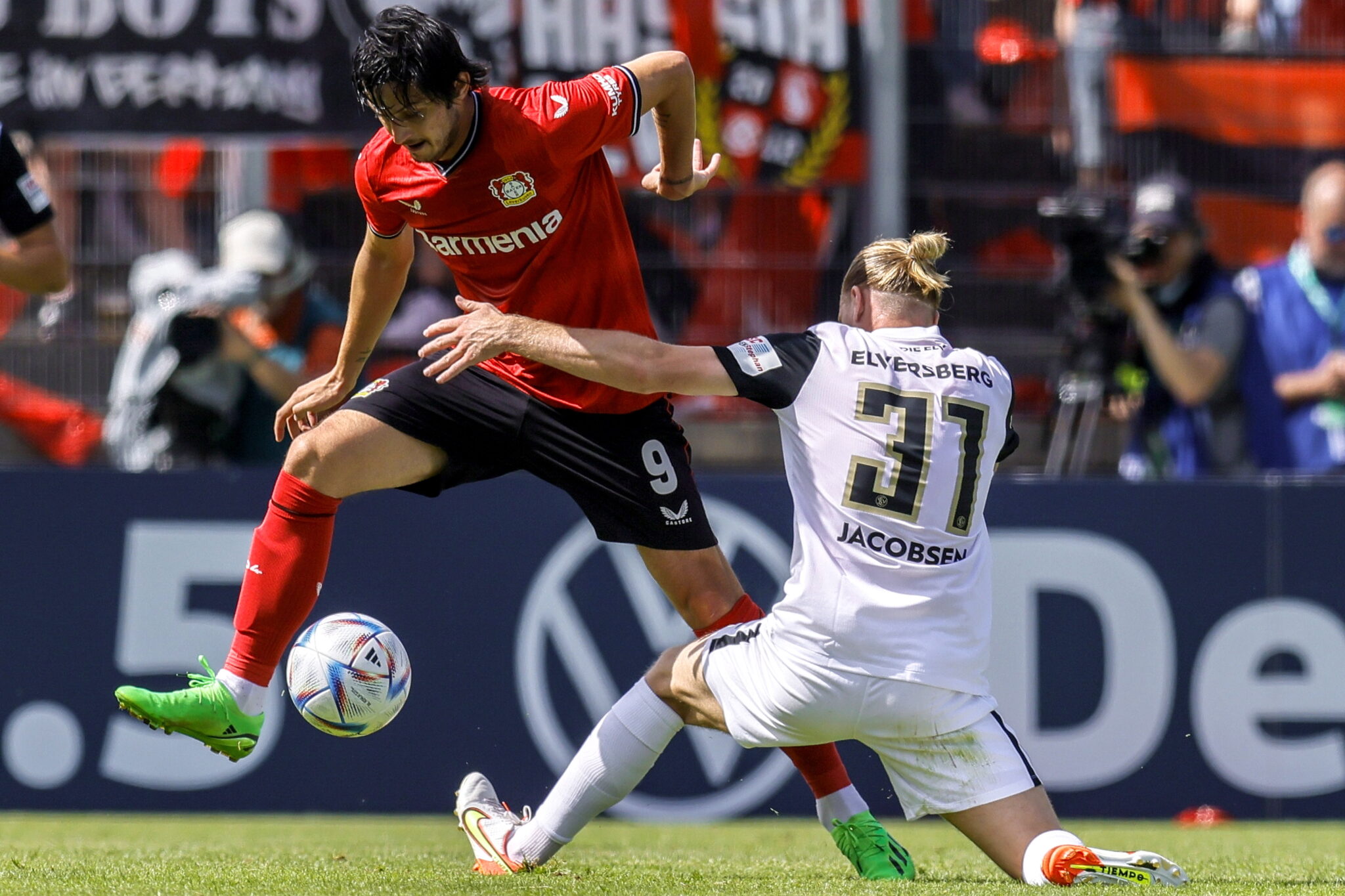 Αζμούν: «Δεν με νοιάζει αν με κόψουν από την εθνική , ζήτω οι Ιρανές γυναίκες»