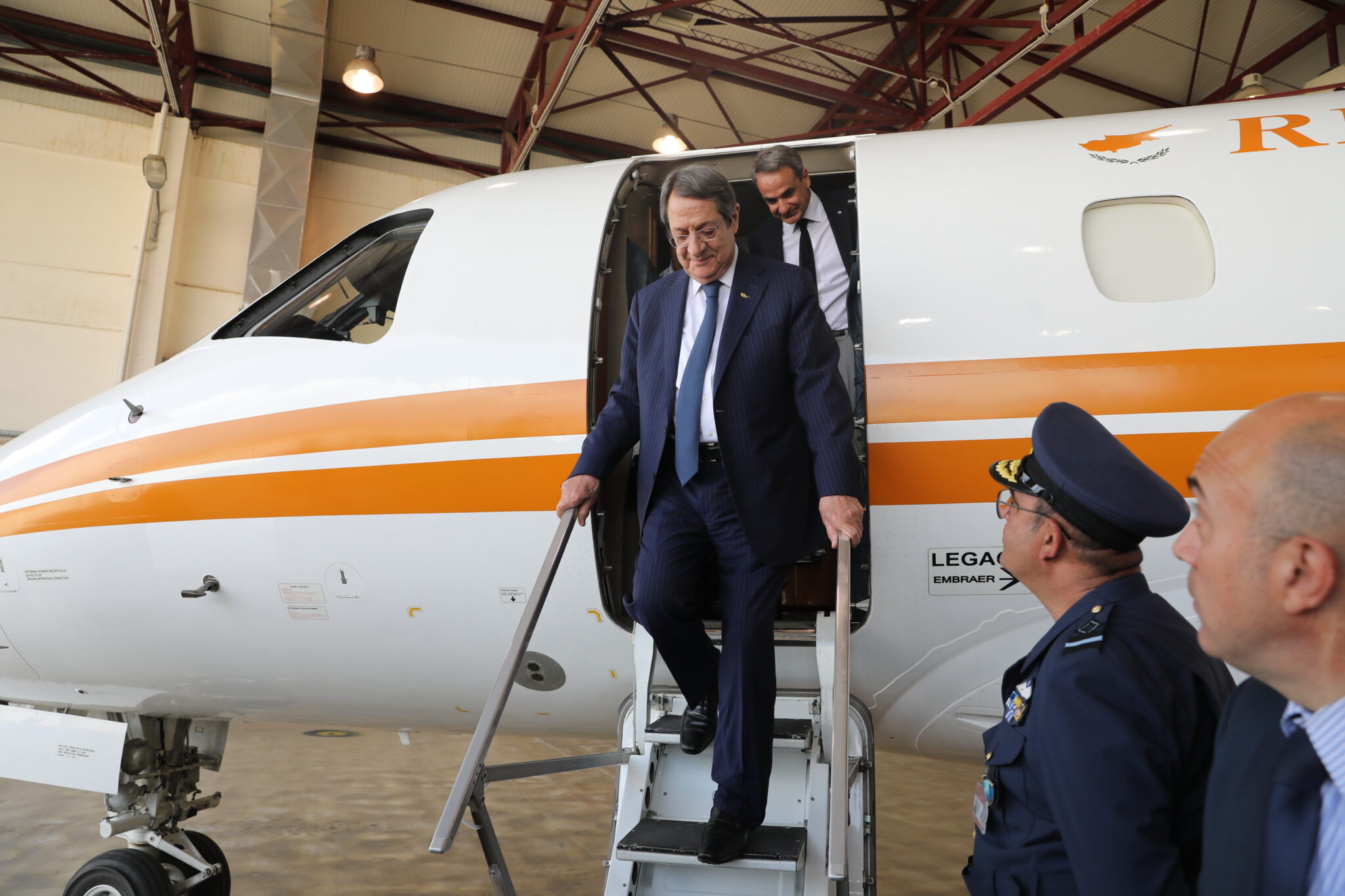 Μπήκε στο CYPRUS AIRFORCE 1 ο Αναστασιάδης για το πρώτο του ταξίδι
