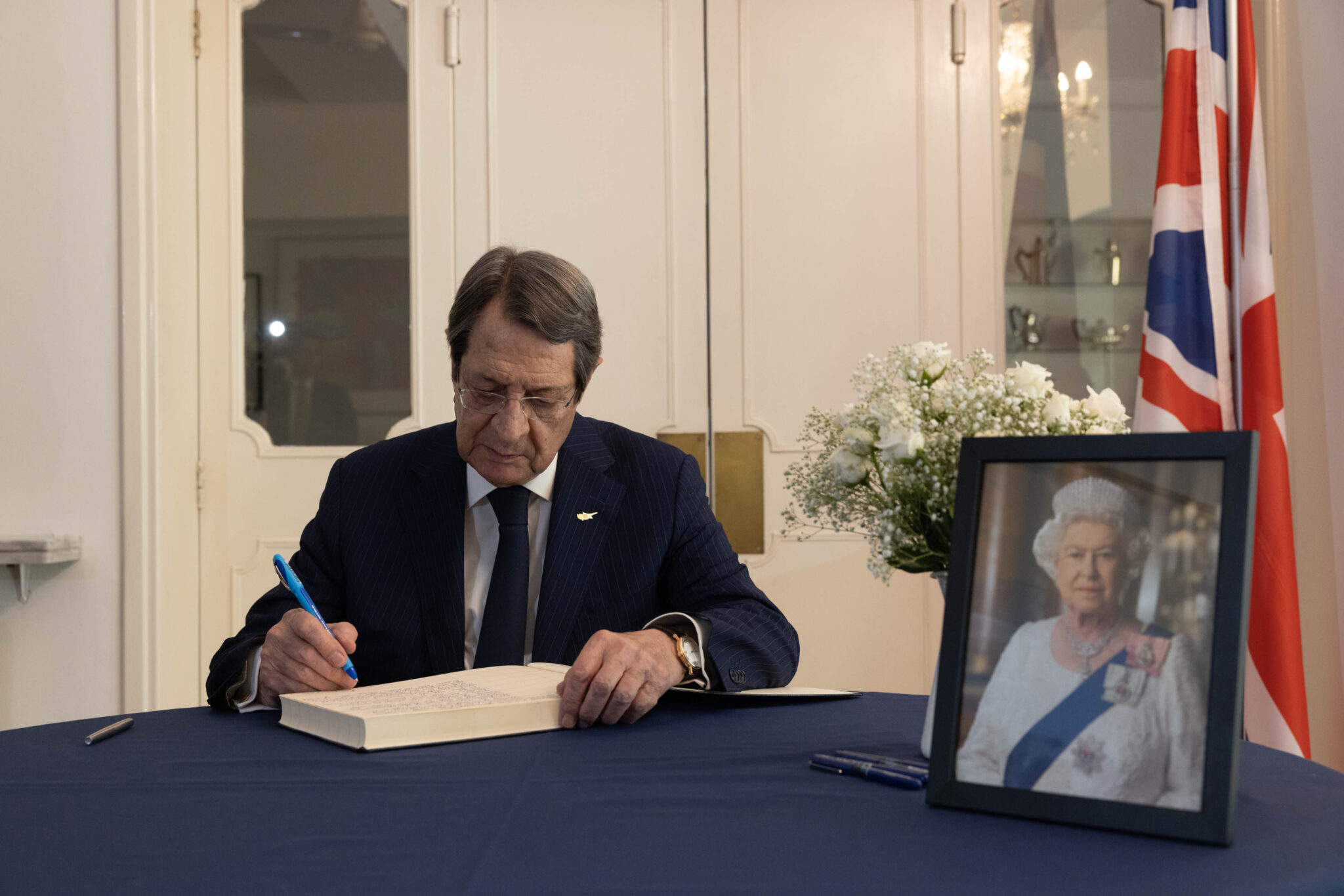 Υπέγραψε το βιβλίο για την Ελισάβετ ο Πρόεδρος της Δημοκρατίας