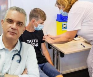 Συστήνεται η ενισχυτική δόση προσαρμοσμένου εμβολίου σε παιδιά άνω των 12 ετών