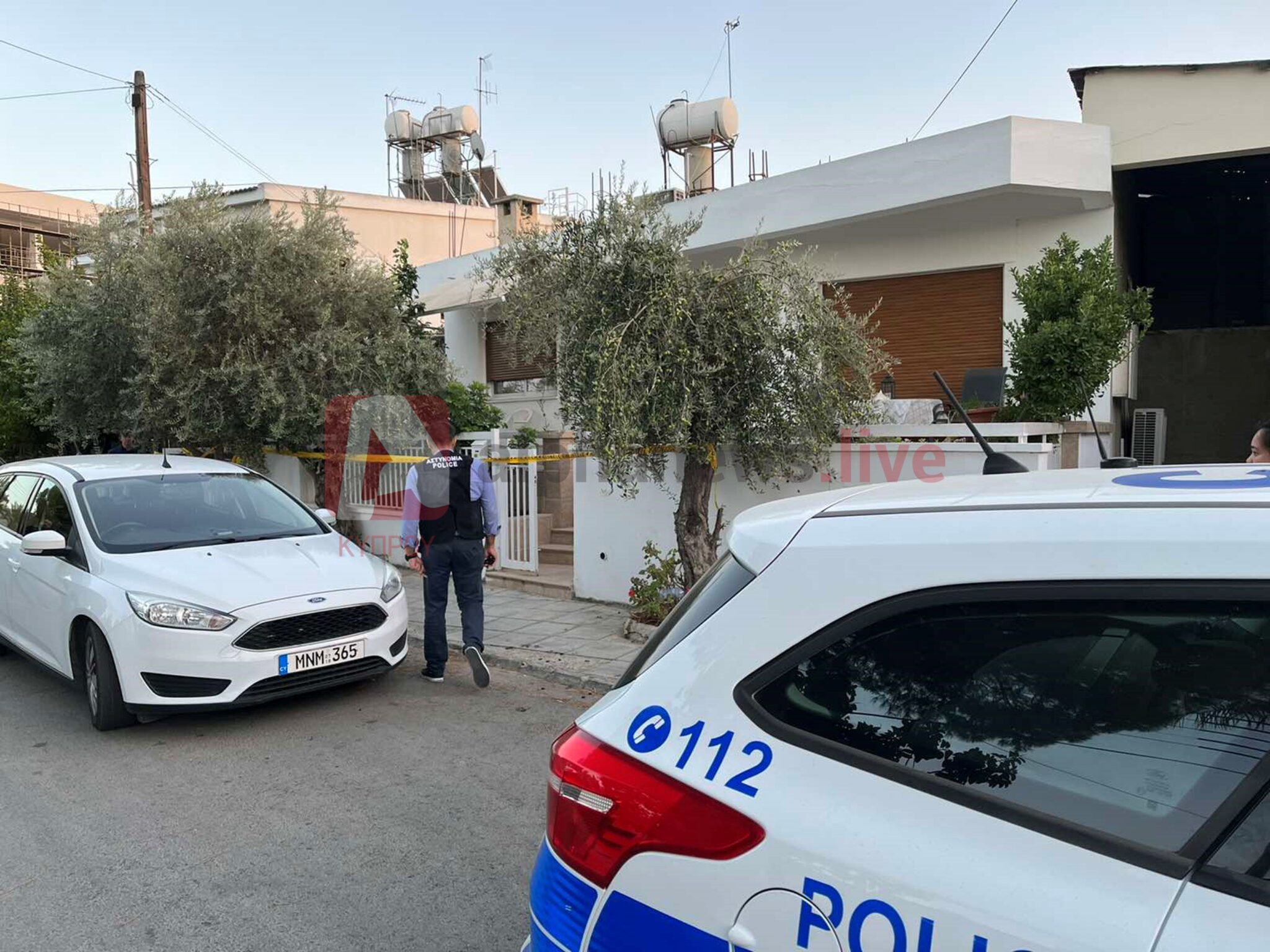 ΦΩΤΟ: Έρευνες στο σπίτι όπου ξεψύχησε η 87χρονη που έφερε σημάδια στο λαιμό