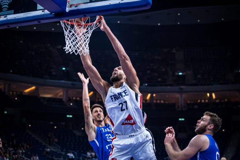 Έπεσε από τον… Πύργο του Άιφελ και βρήκε πρόκριση στα ημιτελικά η Γαλλία