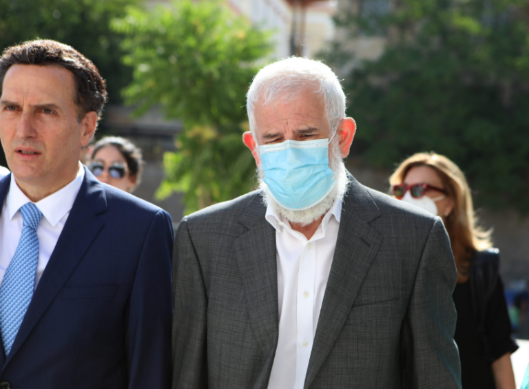 Πέτρος Φιλιππίδης: Εκνευρισμένος για πρώτη φορά στη δίκη – «Τι με κοιτάς;»