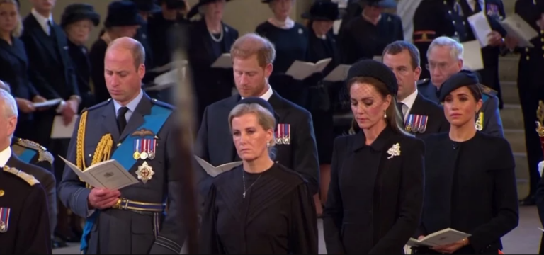 Πρίγκιπας Χάρι: Η στιγμή που λυγίζει στην πομπή της γιαγιάς του