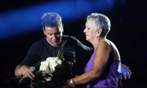 Γιώργος Μαζωνάκης: Το ζεϊμπέκικο της μητέρας του σε συναυλία του