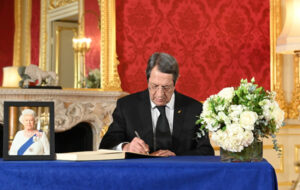 Στο Λονδίνο ο Πρόεδρος: Υπέγραψε βιβλίο συλλυπητηρίων για τη Βασίλισσα Ελισάβετ