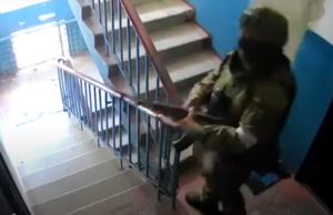 ΒΙΝΤΕΟ:Οπλισμένοι στρατιώτες ζητούν από Ουκρανούς να ψηφίσουν στο δημοψήφισμα