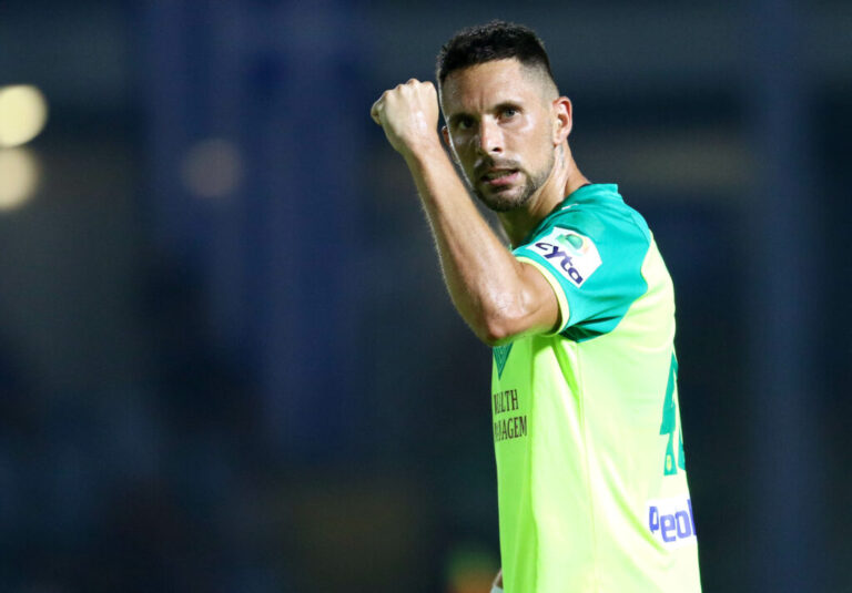 Γκιούρτσο: «Δεν με κάλεσαν ακόμα για ανανέωση, το δικαιούμαι»