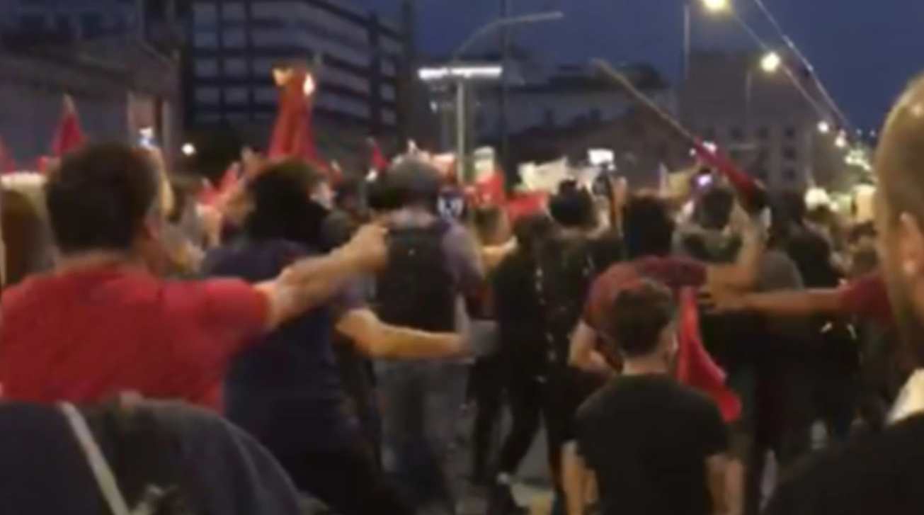 Επεισόδια στο κέντρο της Αθήνας σε διαδήλωση κατά της πανεπιστημιακής αστυνομίας