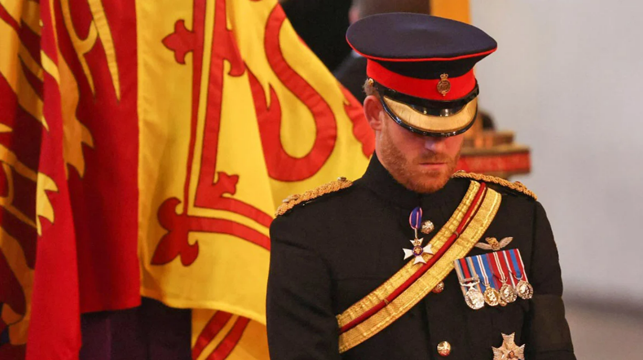 «Συντετριμμένος ο Χάρι»: Αφαίρεσαν τα αρχικά της γιαγιάς του από τη στολή του