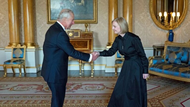Ο Κάρολος υποδέχθηκε τη Λιζ Τρας λίγες ώρες πριν από την κηδεία της Ελισάβετ