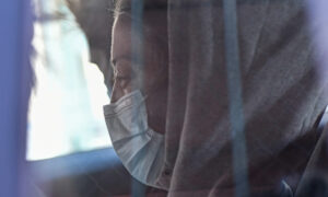 Προφυλακίστηκε μετά την απολογία της η μητέρα της 12χρονης