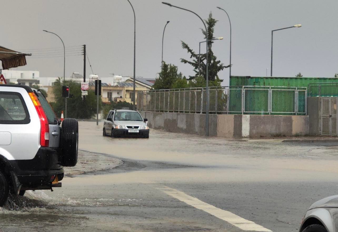 ΒΙΝΤΕΟ: Οδηγοί στο έλεος της κακοκαιρίας, πάνω από ενενήντα κλήσεις για βοήθεια