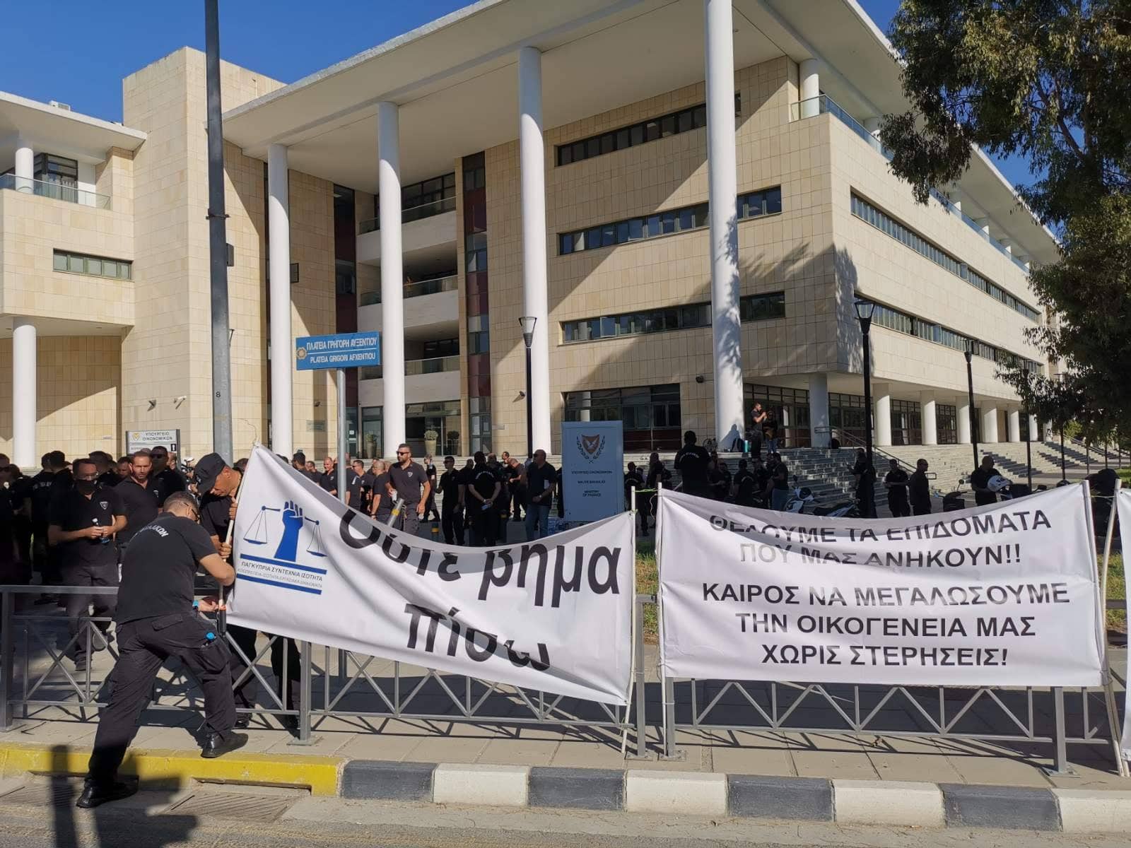 Αναστέλλουν την απεργία, αλλά απορρίπτουν την πρόταση Αναστασιάδη