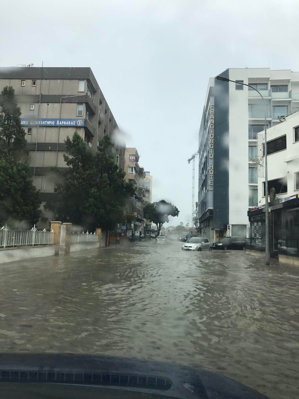 Έβρεξε και…βούλιαξε (ξανά) η Λάρνακα, έντονα φαινόμενα σε όλη την Κύπρο