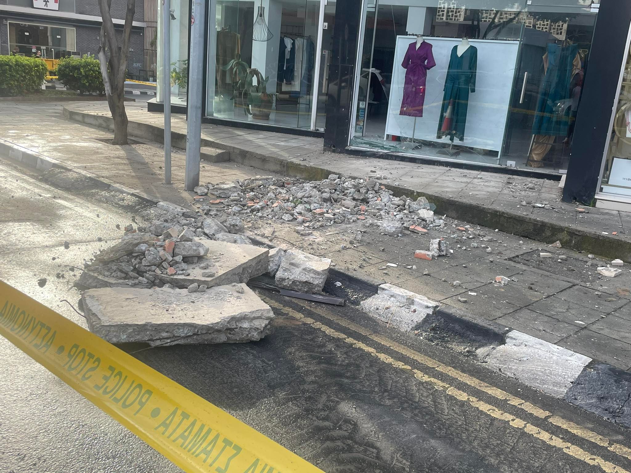 Σε συναγερμό οι Αρχές: Υποχώρησε μπαλκόνι σε κεντρικό δρόμο στη Λεμεσό