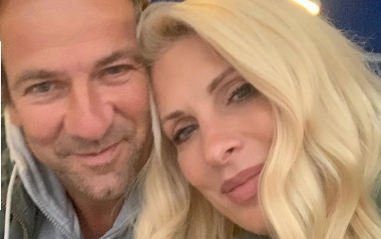 Η Μενεγάκη λιώνει για τον Μάκη της, τραγουδά Μέλισσες και ποζάρει στον… αέρα