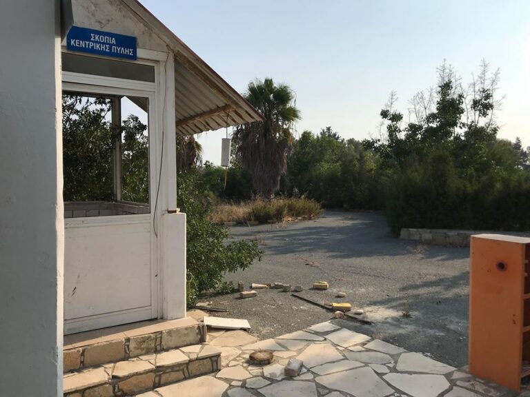 Κισσόνεργα: Νεαροί έβριζαν τους φρουρούς στρατοπέδου, έπεσαν πυροβολισμοί