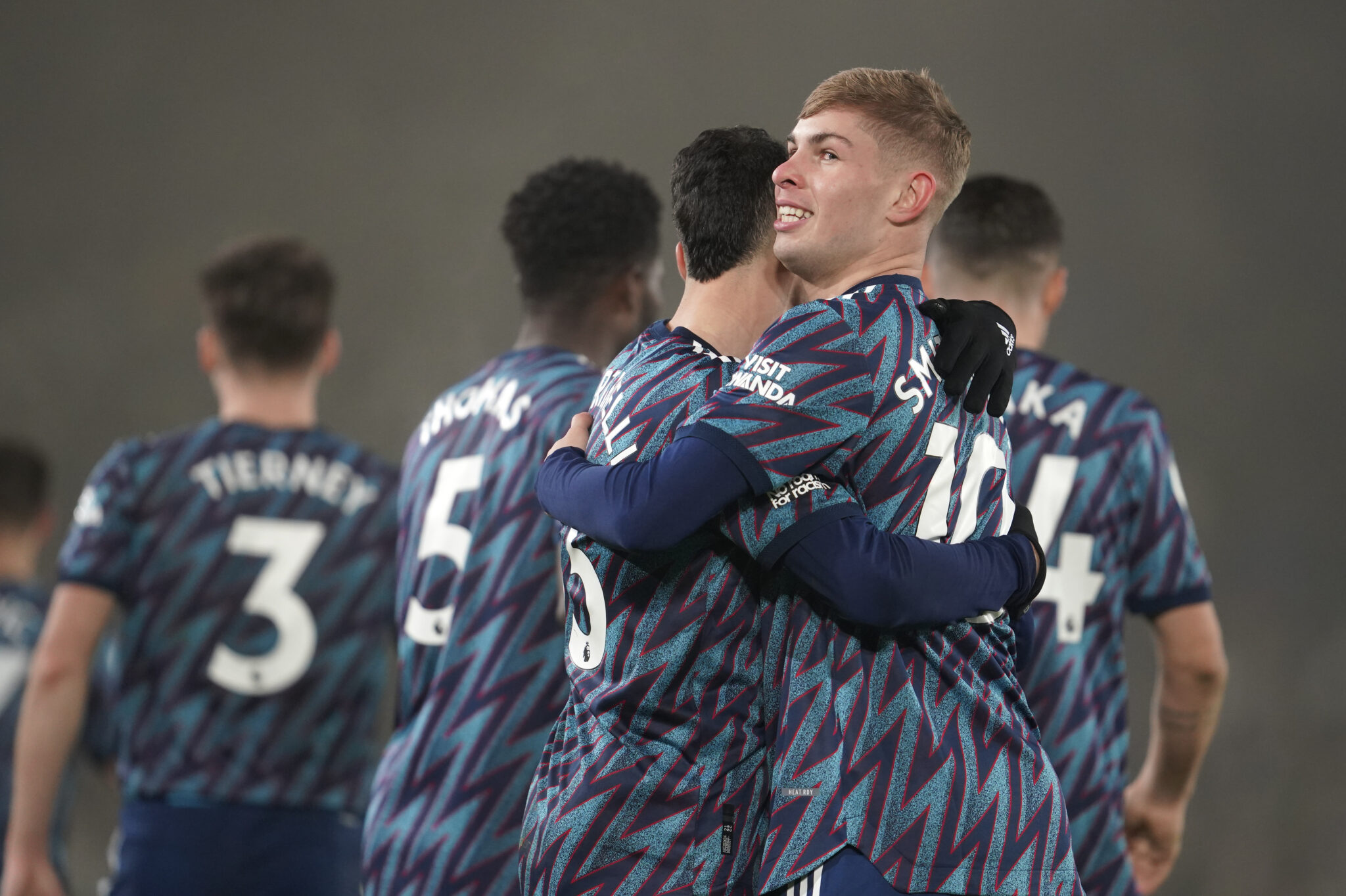 Τα φώτα… έπεσαν αλλά όχι και η Άρσεναλ από την κορυφή