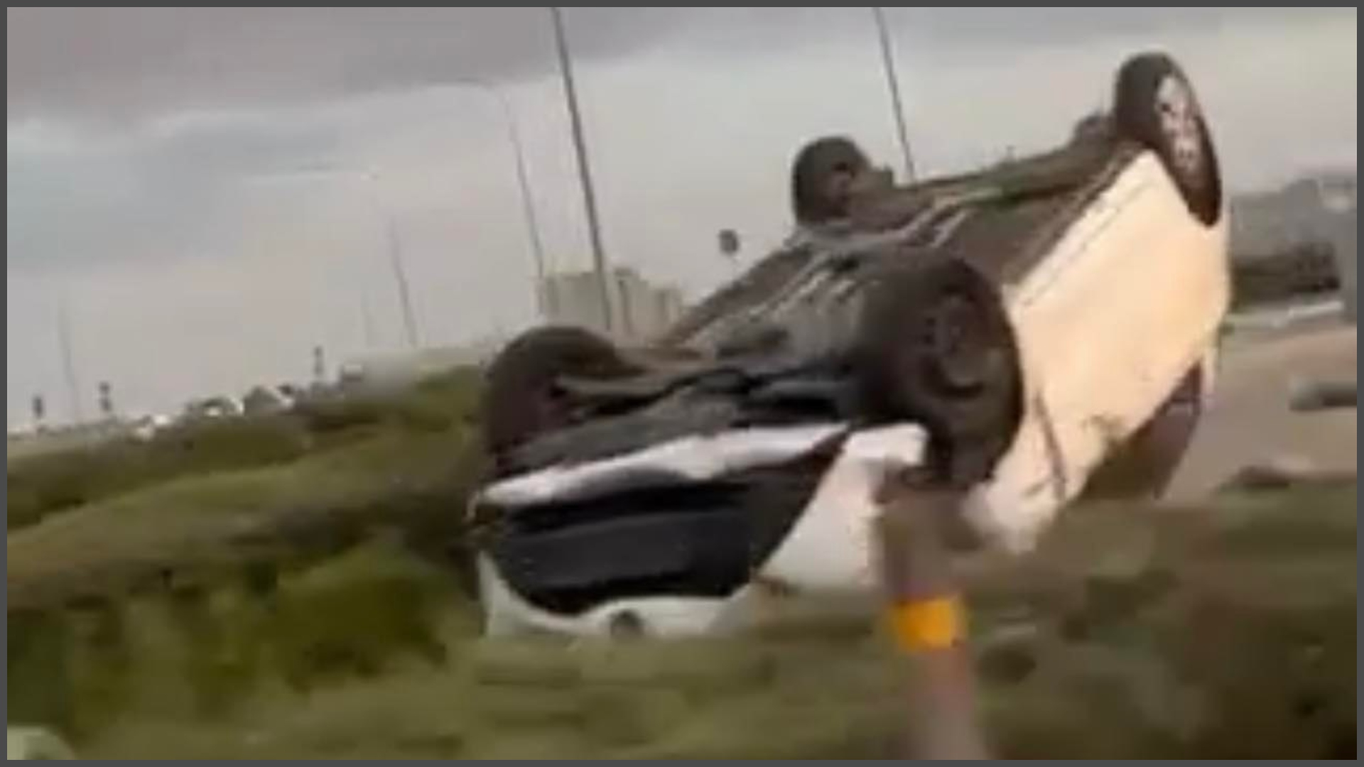 ΒΙΝΤΕΟ: Όχημα ανατράπηκε στον κυκλικό κόμβο του ΓΣΠ, στη σκηνή η Αστυνομία