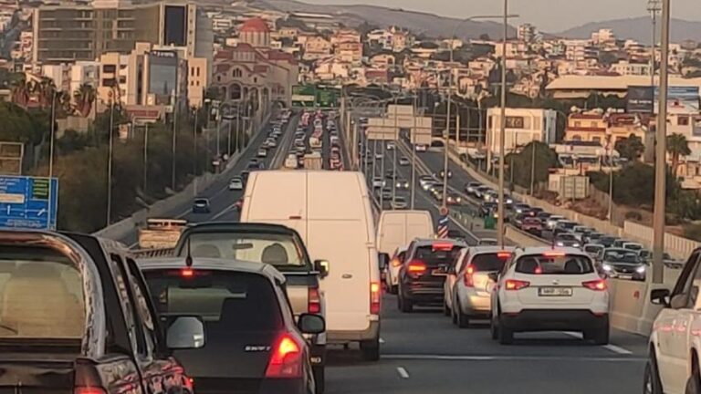 Οδηγοί προσοχή! Έκλεισε λωρίδα λόγω τροχαίου, δύο άτομα στο νοσοκομείο