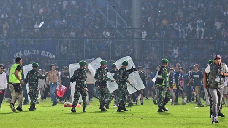 Κατεδαφίζεται το γήπεδο όπου σκοτώθηκαν πάνω από 130 φίλαθλοι στην Ινδονησία