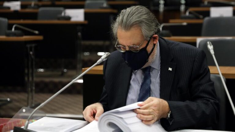 Πρόστιμο 70,000 ευρώ σε δικηγορικό για εμπλοκή στο θέμα των διαβατηρίων