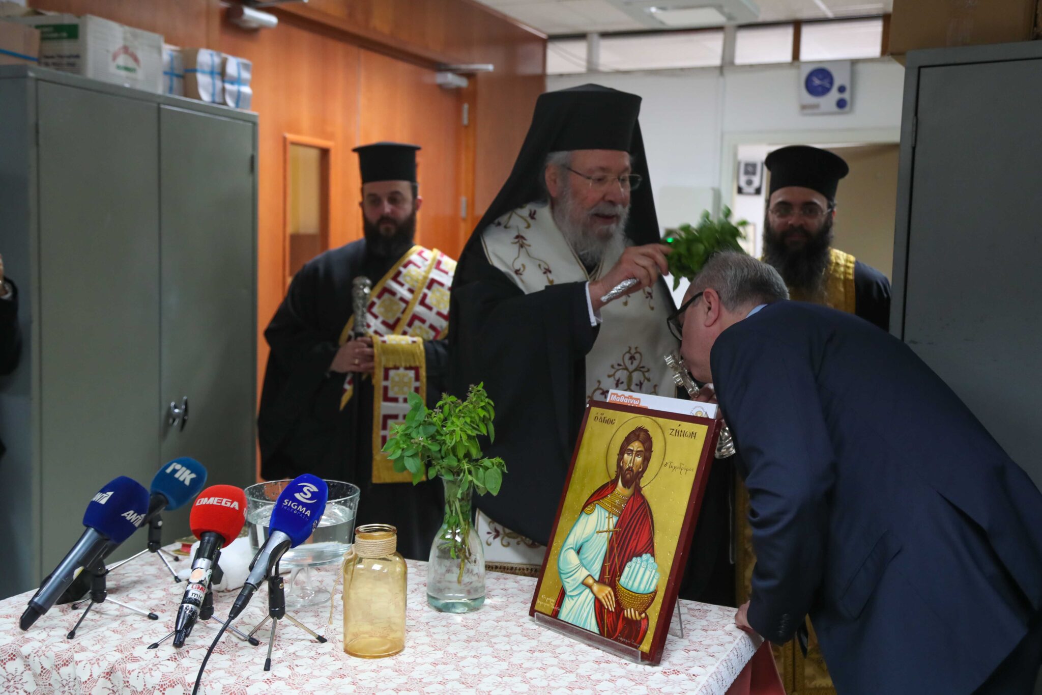 Δρ. Ιωσήφ Κάσιος: "Είναι λίγο καλύτερα σήμερα ο Αρχιεπίσκοπος"