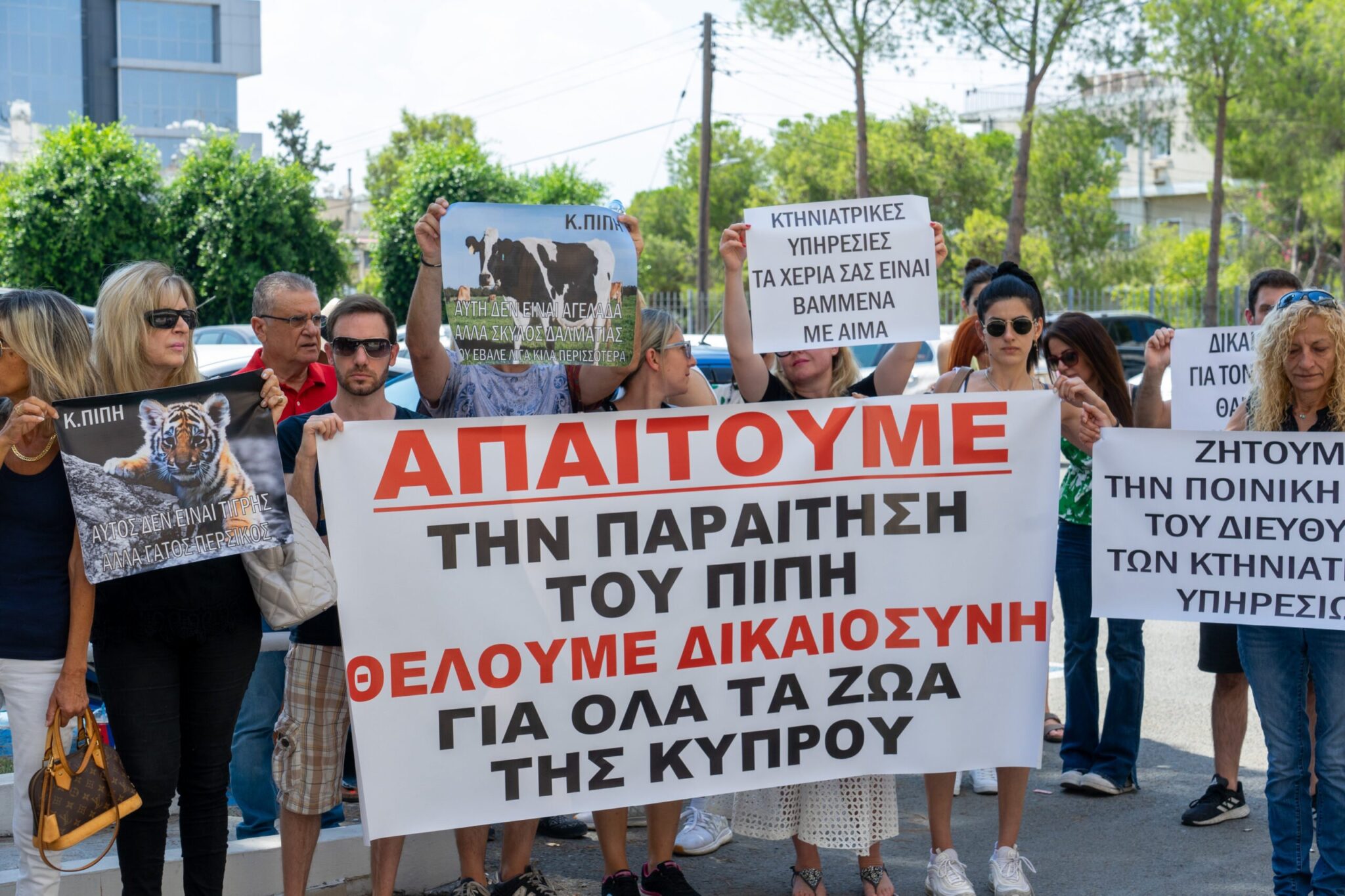 Χαιρετίζει τη διαθεσιμότητα του Διευθυντή του Κτηνιατρείου το Κόμμα για τα Ζώα