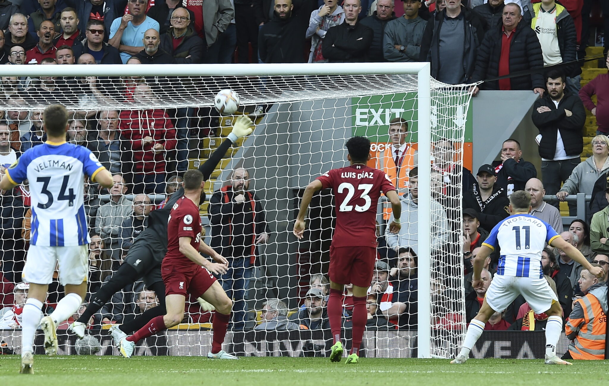 Νέα «γκέλα» η Λίβερπουλ με χατ-τρικ του Τροσάρ, νίκη με ανατροπή για τη Τσέλσι