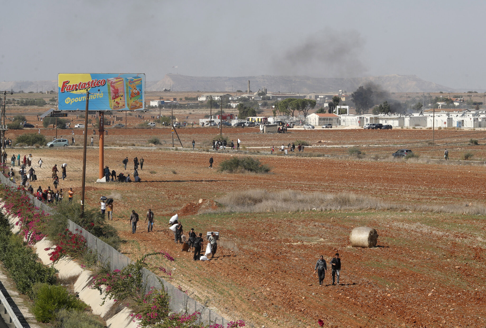 Χάος και φόβος στην Κοκκινοτριμιθιά, κλείνονται στα σπίτια τους οι κάτοικοι