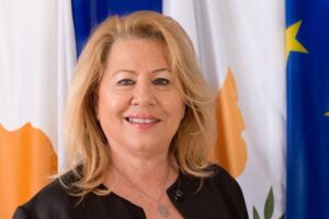 Επίτροπος Ισότητας: Δίπλα από τις γυναίκες του Ιράν που διεκδικούν τα αυτονόητα