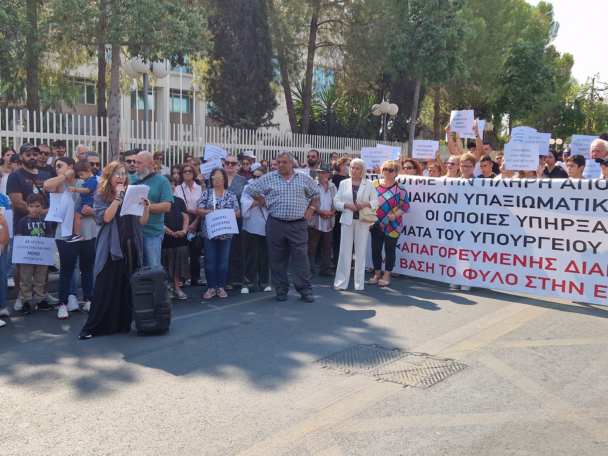 Έξω από το Προεδρικό οι γυναίκες υπαξιωματικοί της ΕΦ, παρέδωσαν ψήφισμα