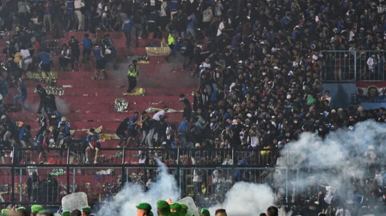 Εικόνες από την τραγωδία σε γήπεδο της Ινδονησίας, 125 οι νεκροί (ΦΩΤΟ/ΒΙΝΤΕΟ)