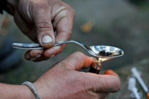 Έπιασαν νεαρό με ηρωίνη και τελικά διέμενε παράνομα στη χώρα