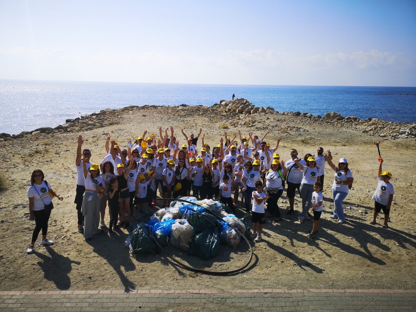 Καθαρισμός της ακτογραμμής Αμαθούντας από το προσωπικό της AstroBank