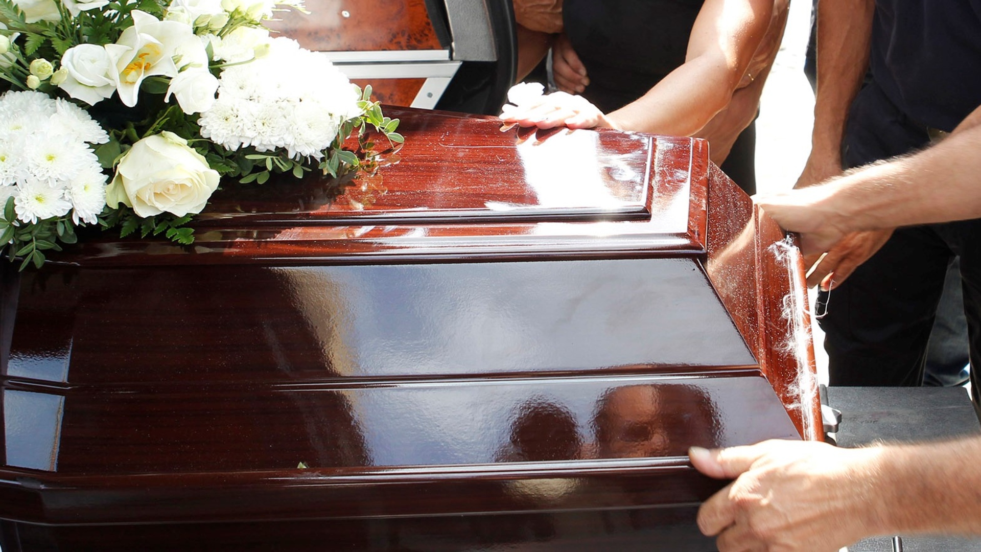 Κήδευσαν… λάθος άνθρωπο: Πως τα δάκτυλα του νεκρού πρόδωσαν τη μακάβρια γκάφα