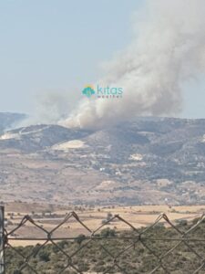 Πυρκαγιά σε δύσβατη περιοχή στην Πάφο, πνέουν ισχυροί άνεμοι (ΦΩΤΟ)