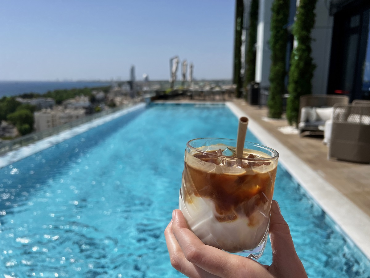 To La Caleta σερβίρει …Βean Βar