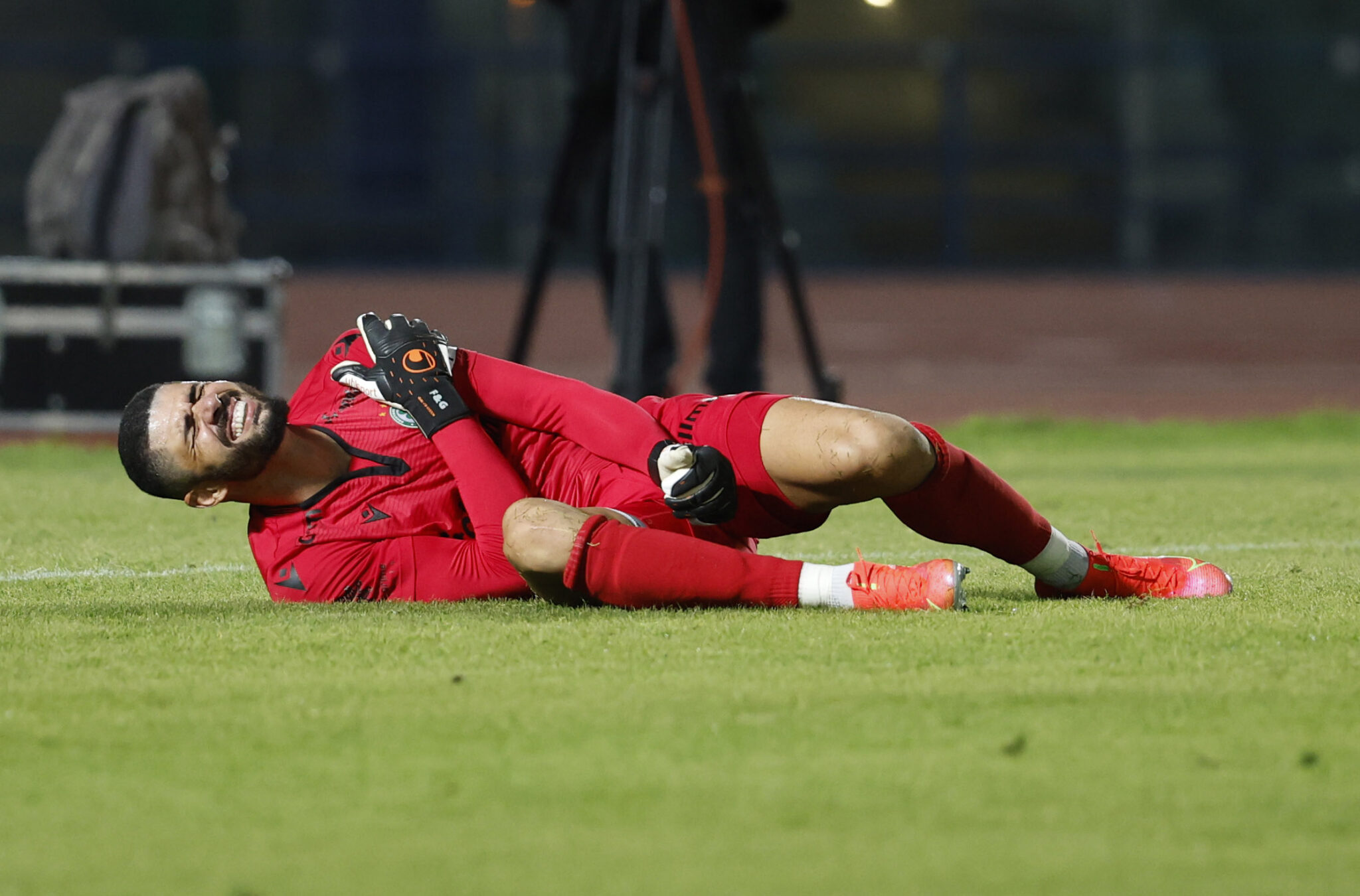 Ανησυχία στην Ομόνοια: Χτύπησε στον ώμο ο Φαμπιάνο και έγινε αναγκαστική αλλαγή