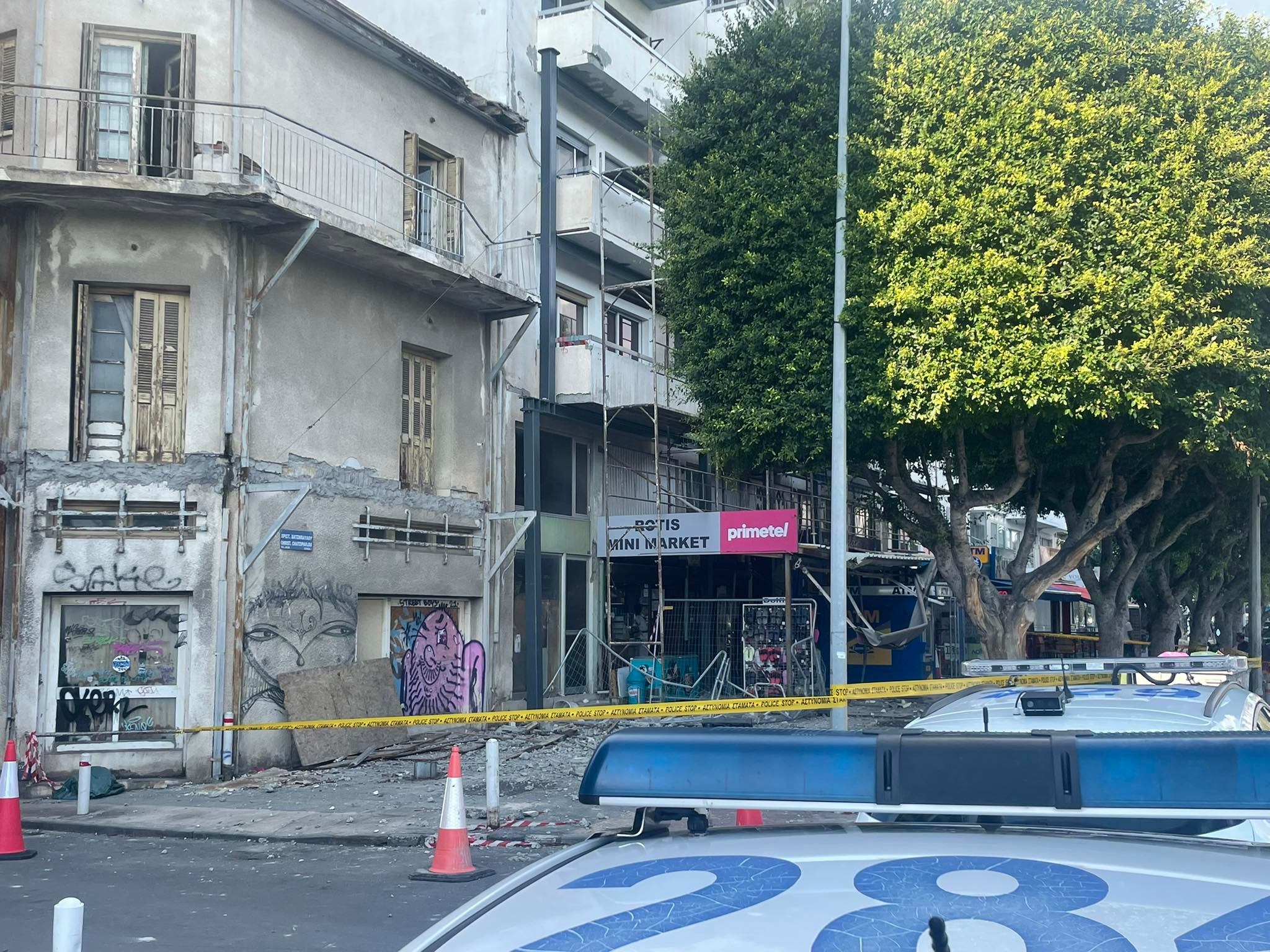 Δεν πρόλαβαν να υποστυλώσουν τα μπαλκόνια στην πολυκατοικία της οδού Κατσουνωτού