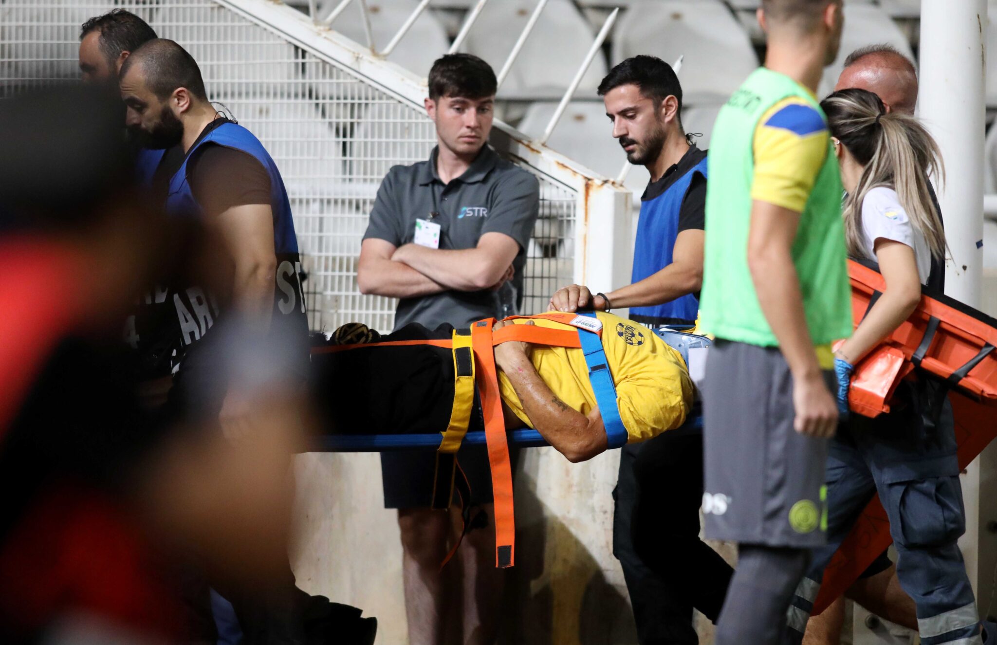 «Συναγερμός» στο ΓΣΠ: Φίλαθλος της ΑΕΛ έπεσε στην καταπακτή του γηπέδου