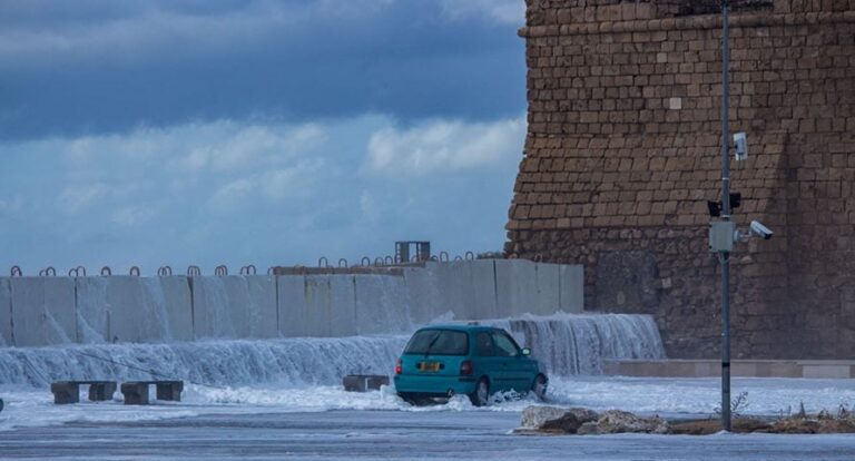 Σε κινητοποίηση η Πυροσβεστική: Πτώσεις δέντρων και πλημμύρες στην Πάφο