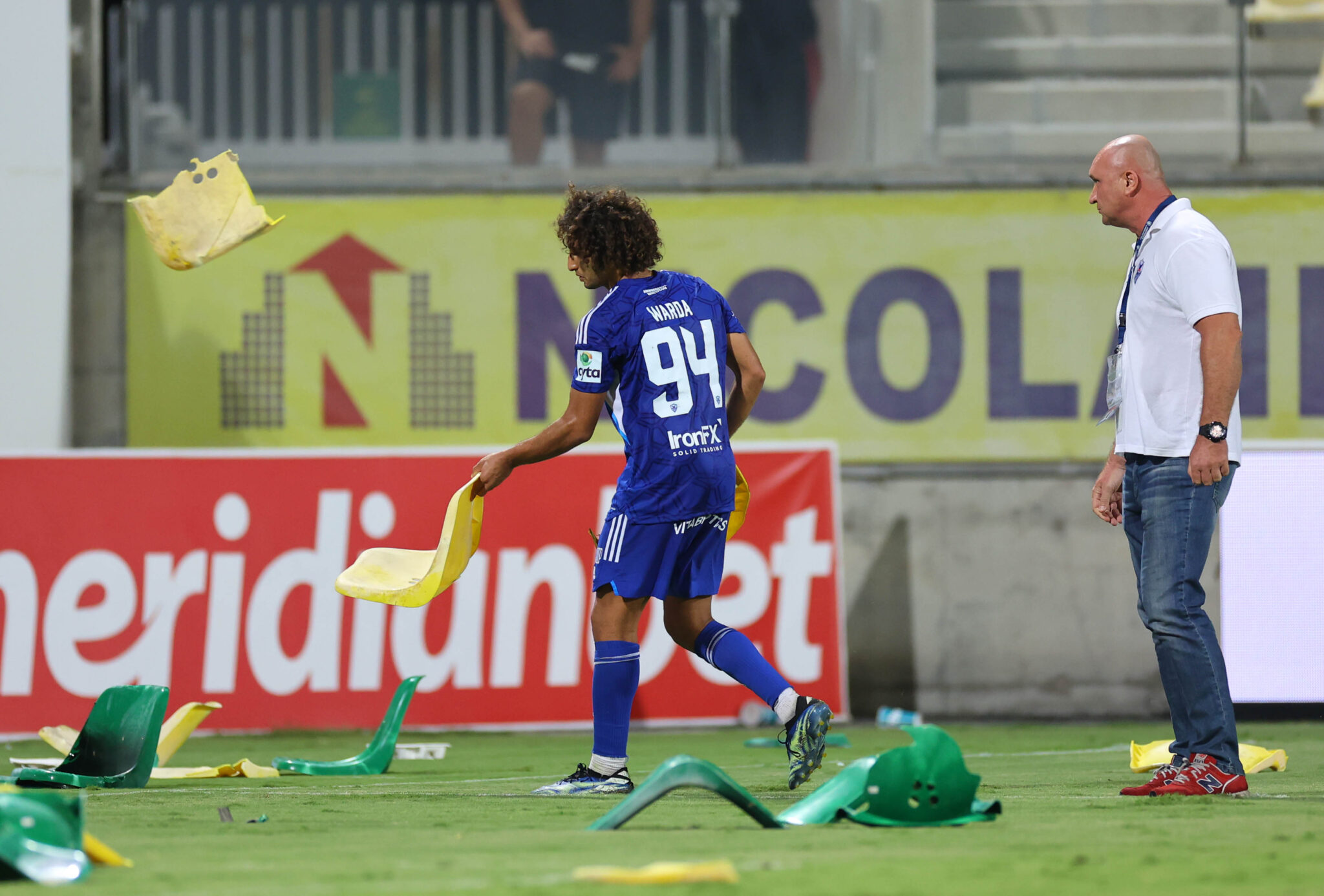 Οπαδοί της Ανόρθωσης πέταξαν καρέκλες στο γήπεδο, μετά την ήττα από την ΑΕΚ