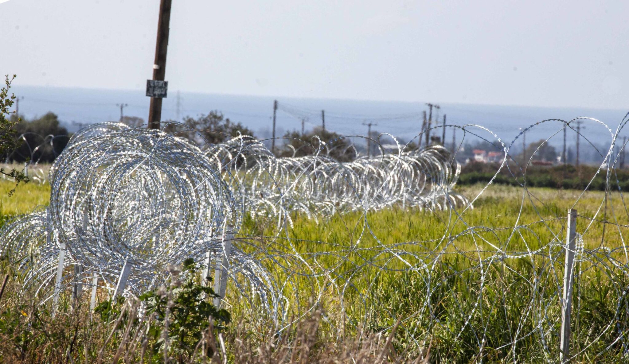 Η κυβέρνηση δεν πείθει για το συρματόπλεγμα στη γραμμή κατάπαυσης