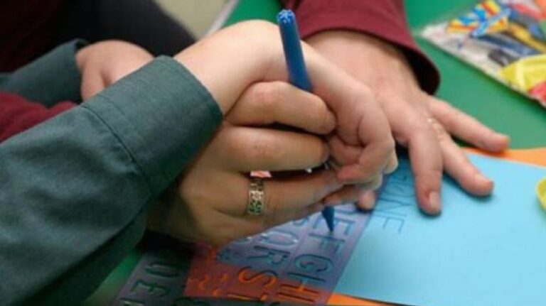 Επ. Παιδείας: Πρέπει να λυθεί το θέμα των σχολικών συνοδών