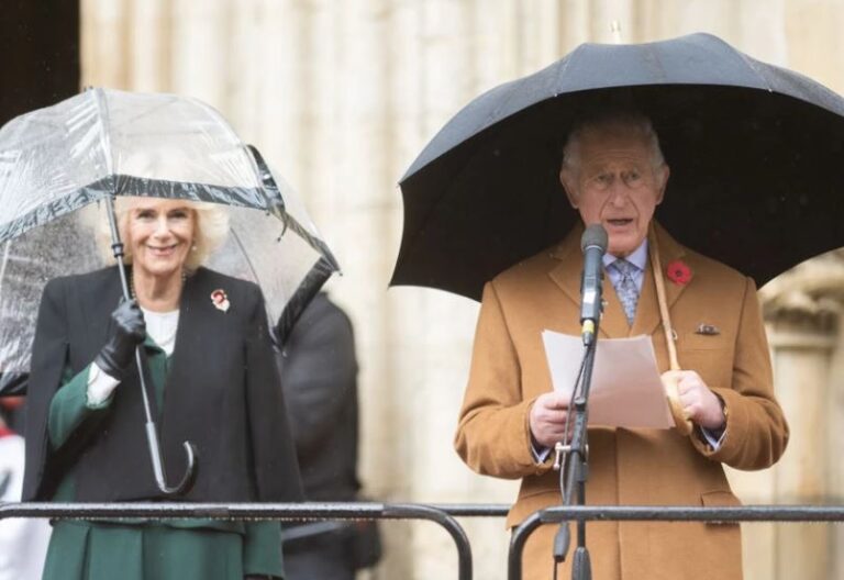 Ο βασιλιάς Κάρολος και η Καμίλα «έσπασαν» το βασιλικό πρωτόκολλο